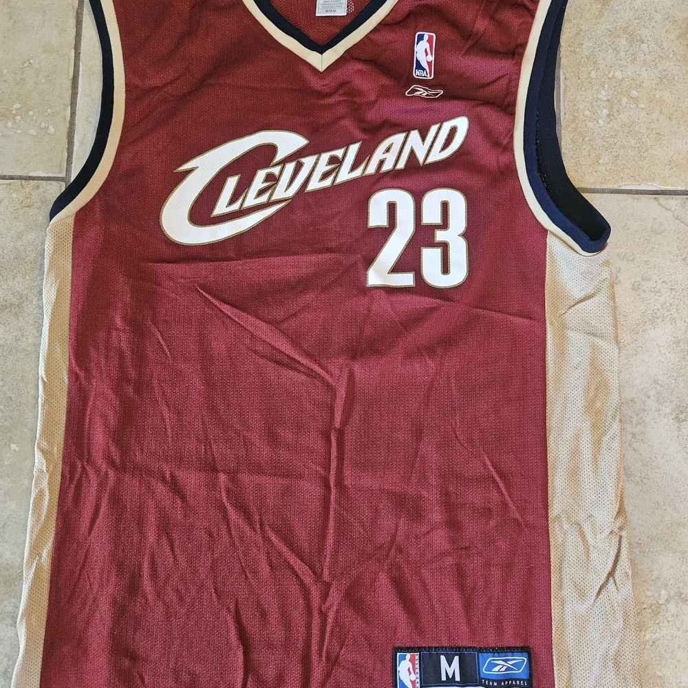 Reebok Cleveland Cavaliers Baaketball NBA Jersey LeBron James.  Size Mens Medium
